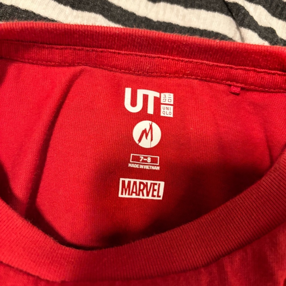 Uniqlo Red Kids Short Sleeve Tee with Spider-Man Graphic - Picture 3 of 3